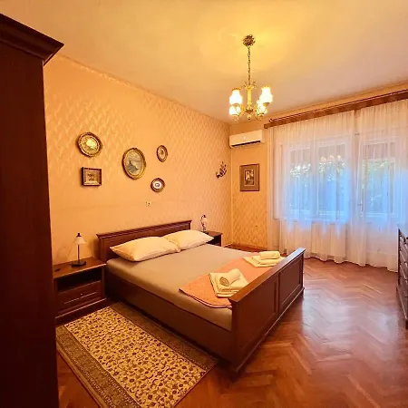 アパート Cinthia ツリクヴェニツァ